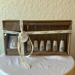 Rae Dunn: set of 6 rounded cheese holder & picks- wear on box